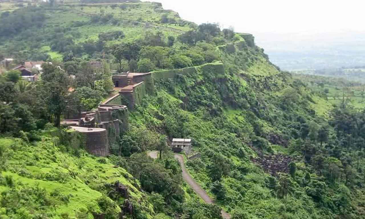 Vishalgad : घाटमाथा आणि कोकण यांच्या सीमेवरील पहारेकरी – विशालगड